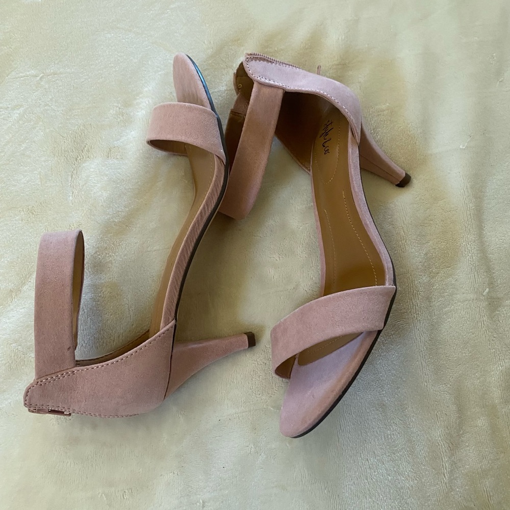 These light pink Style&Co sandals  9.5 is a added piece to any summer outfit.